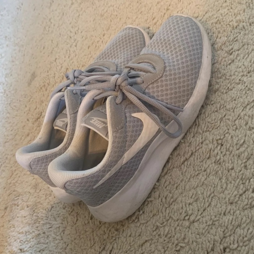 nike tennis shoes